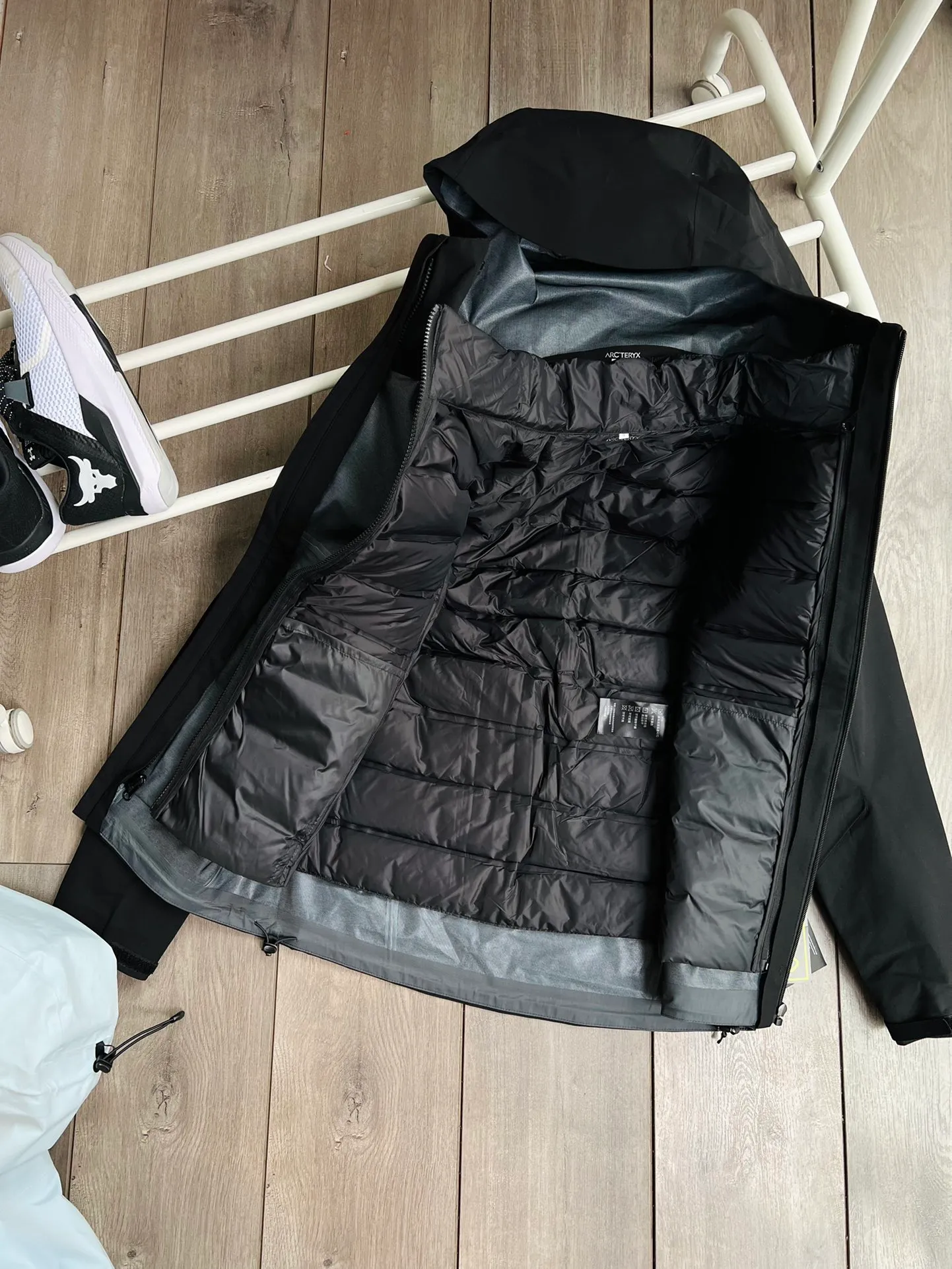 ： Size：S M L XL XXL 3XL ！ ！ logo ！ BETA LT Series！ARC‘TERYX BETA LT GORE-TEX Jacket-Men's 26844 （Yb 3D ， Tri-Durance ， ） Factory 📃 #26844 ， YKK ， ， ， 。 Beta LT ， 。 bluesign@ N 3LGORE-TEX ， Wear-Resistant， 、 Breathable， 。 Storm Hood ， Water Tight ， ， ， 。 ，VISLON ， Velcro ， Zip-in， ARC TERYX BETA： 。 LT ： ， Wear-Resistant。 GORE-TEX： 、 、Breathable 。 BRTA LT Arc’teryx ， ， ， 。